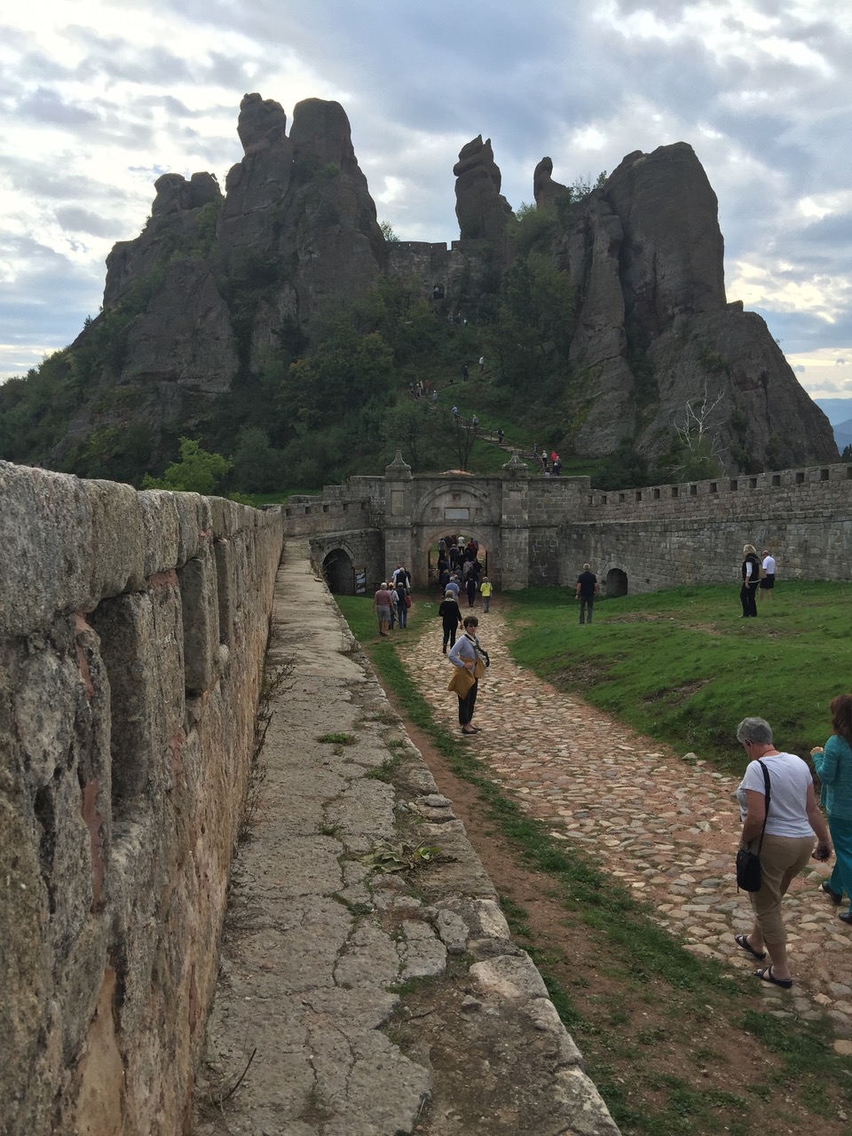 The expanse of wall leading to the gate and the Belogradchik rocks beyond